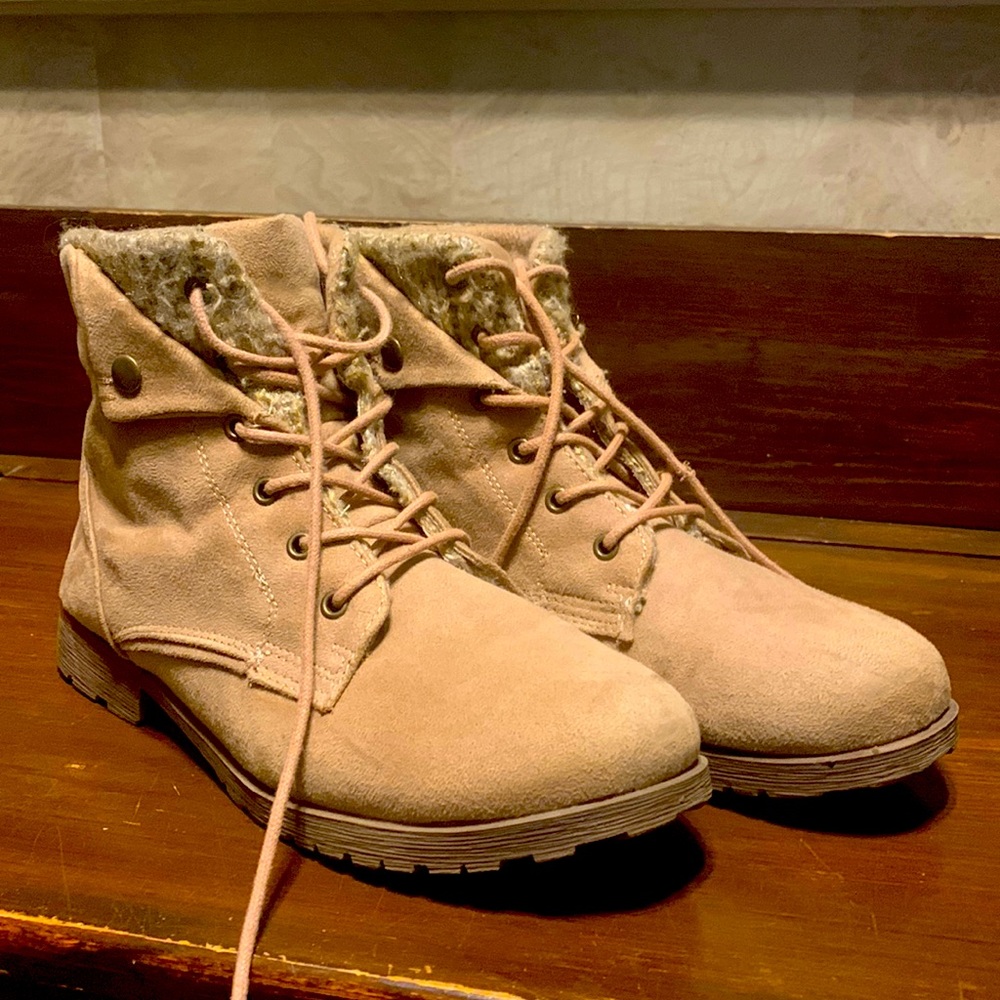 EUC women’s winter booties, faux suede and sweater-material. Super cute!